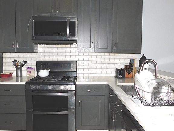 3rd image of 937 Creekside Ct