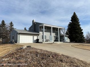 816 3rd St N, Hettinger, ND 58639