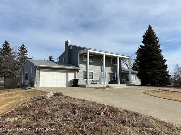816 3rd St N, Hettinger, ND 58639