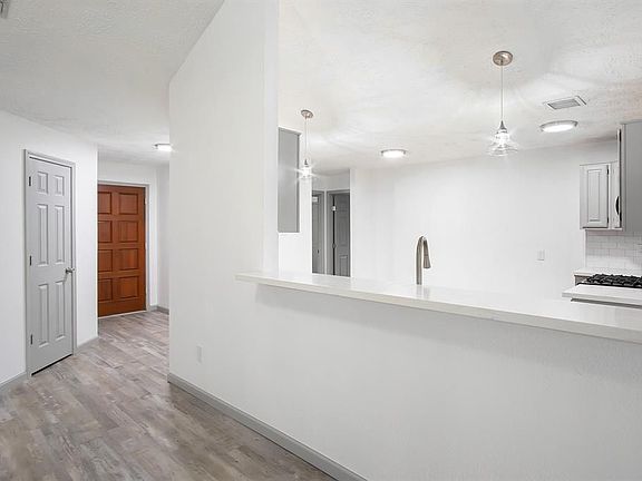5th image of 909 Wildwood Dr