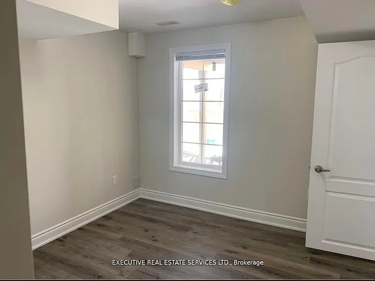 39 Stoneylake Ave #LOWER — Photo 7