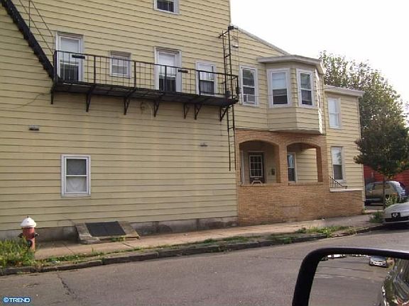 Side view of Emory St - plenty of parking