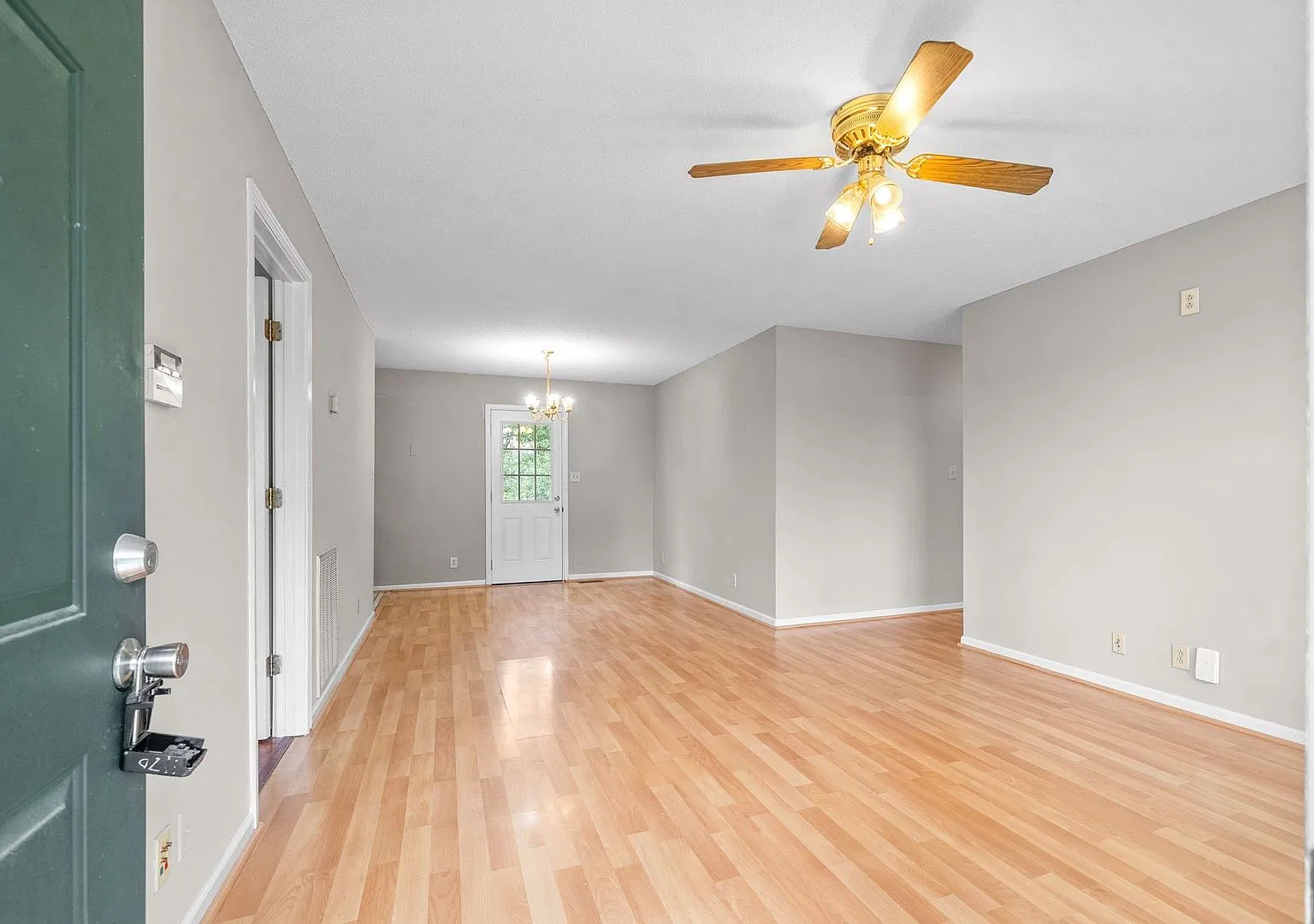 3 Bedroom 2 Bath Pet Friendly Home For Rent Near Heritage Park & Greenway! — Photo 4