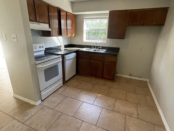 3rd image of 921A NW Summercrest Blvd