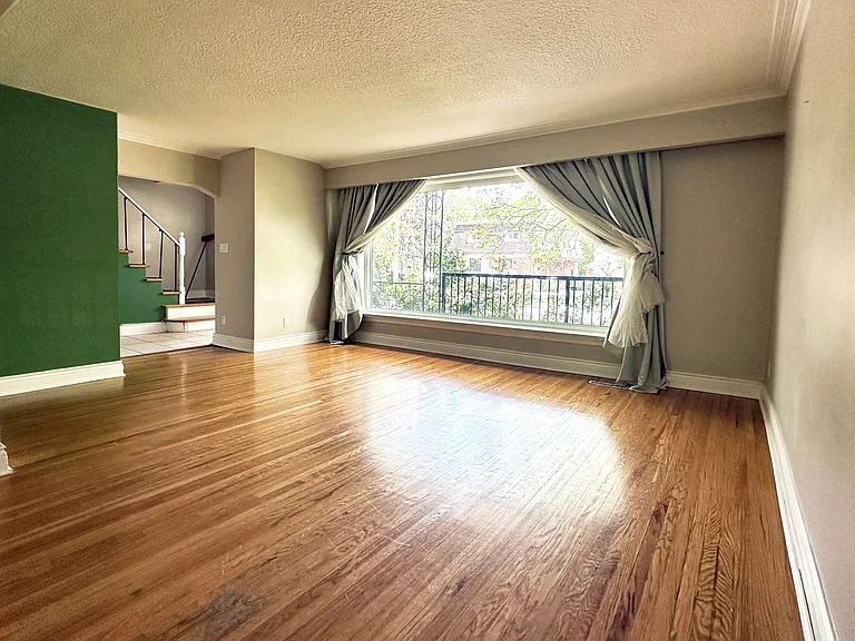 392 Hollywood Ave — Photo 3