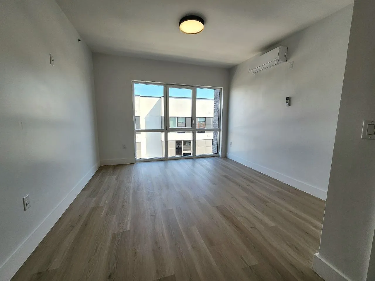 2 bed, 900 sqft, $2,650 — Photo 2