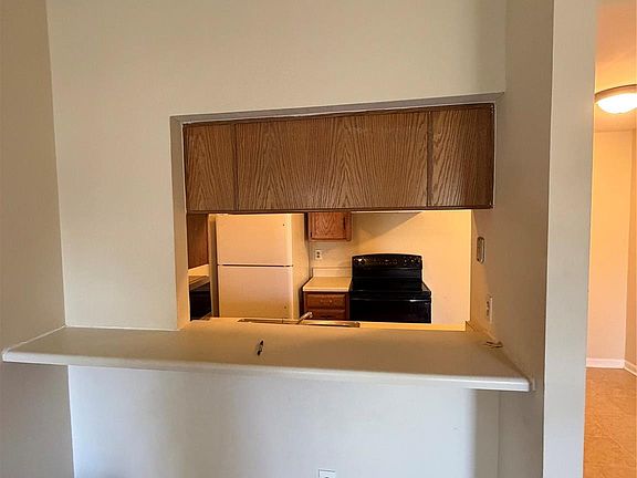 4th image of 9611 Vinca Cres #G