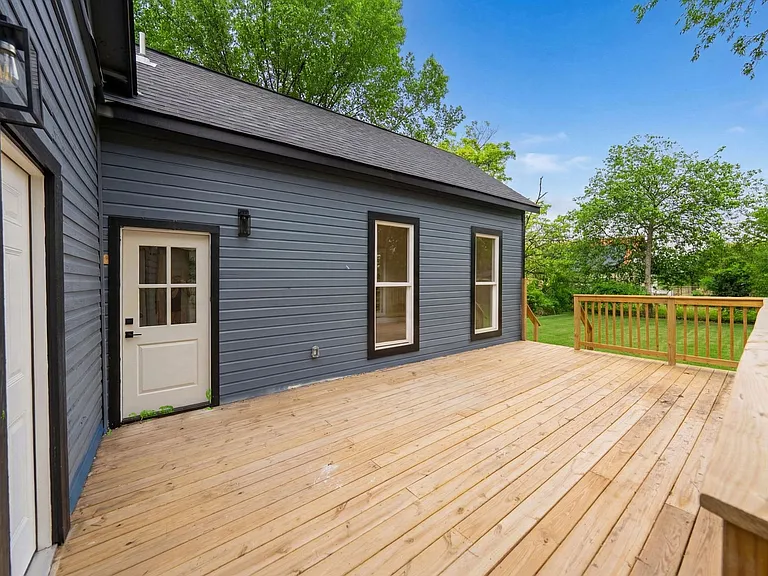 1122 N Pine St — Photo 32
