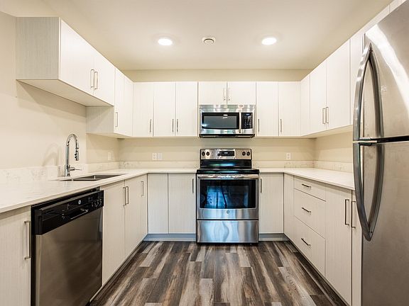 4th image of 29 Stratford Rd #105