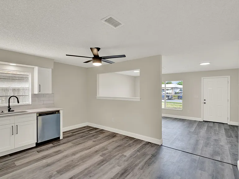 120 W Towne Pl — Photo 6