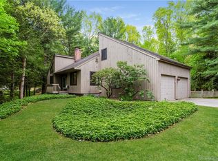 11 Fawnbrook Ln, Simsbury, CT 06070