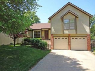 12504 S Cottonwood Dr, Olathe, KS 66062