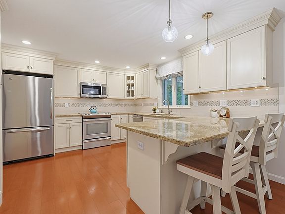 5th image of 45 Surrey Dr