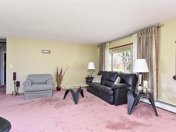 4th image of 55 Oviatt Dr