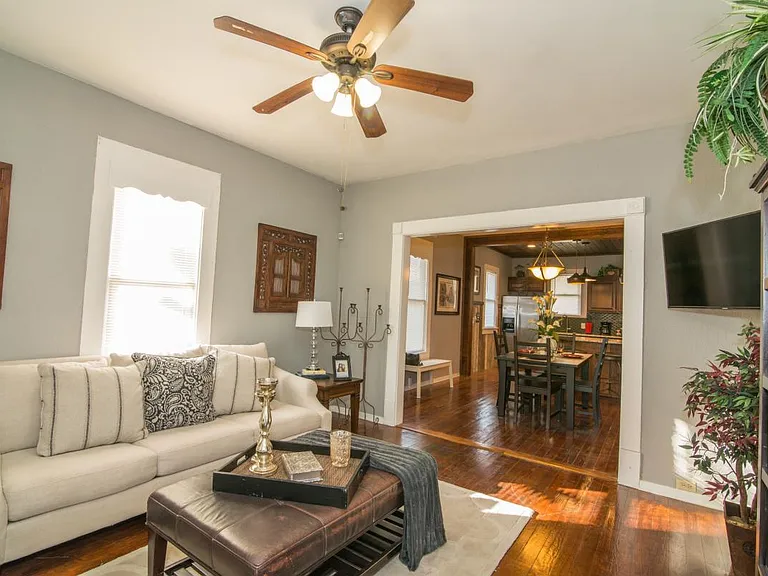 923 Lamar St — Photo 3