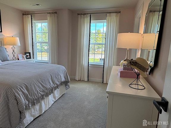 4th image of 2 Drake Ct