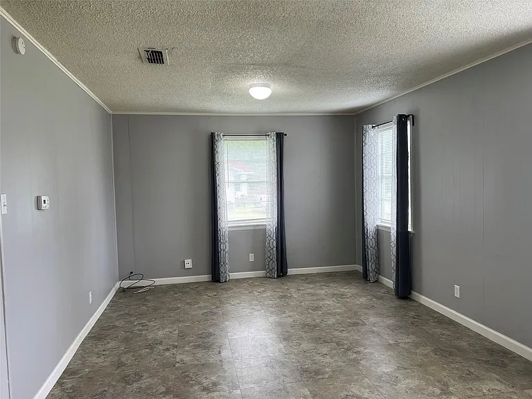 806 W 8th St — Photo 5