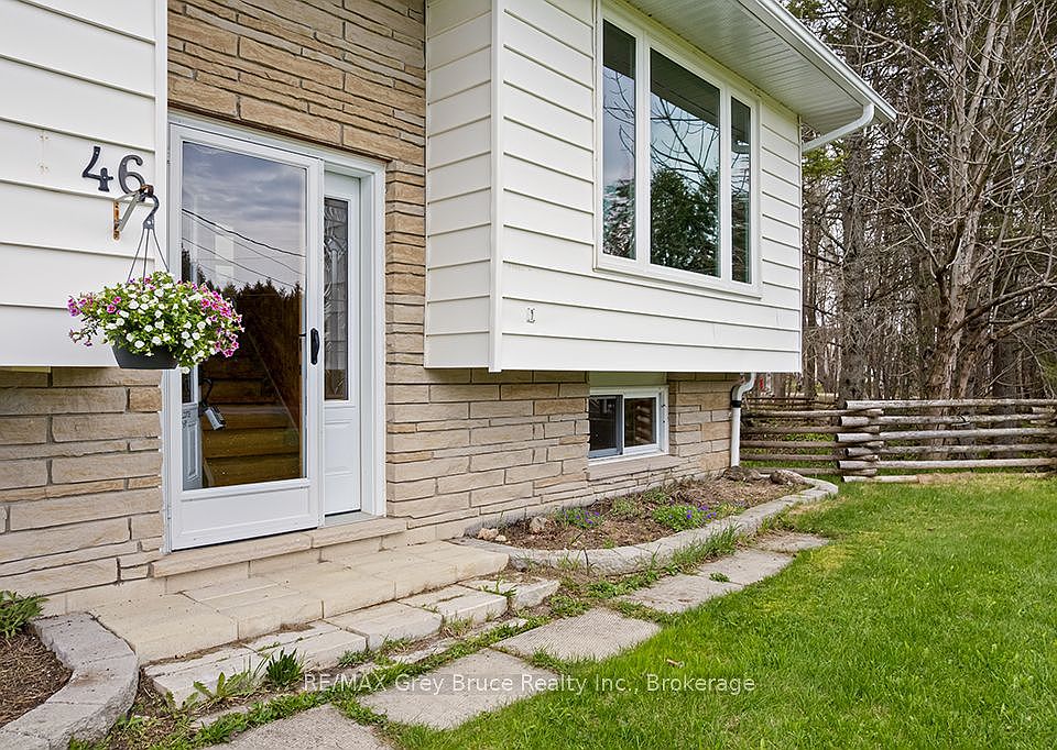 1st image of 46 Maple Golf Cres
