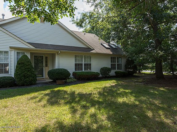 3rd image of 38 Schoolhouse Ln