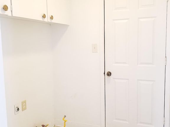 Laundry room with washer and dryer hook up