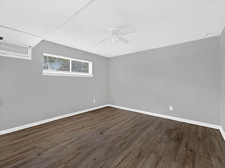 Carolyn Court Apartments — Photo 13