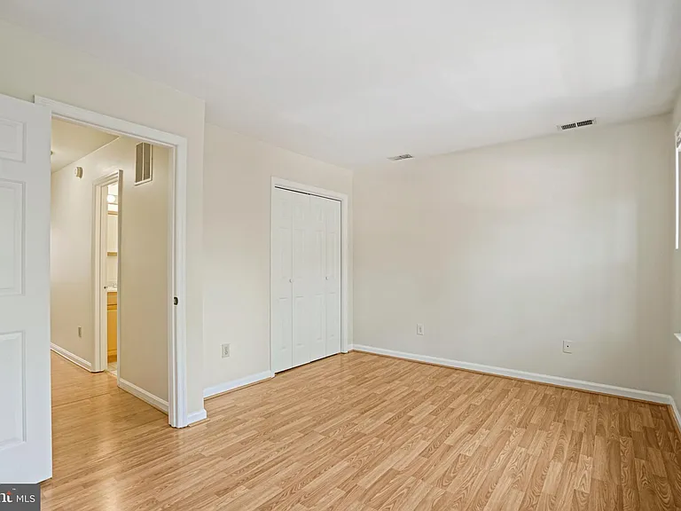 1141 N Vernon St — Photo 33