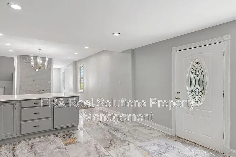 3 bed, 2.0 bath, 1724 sqft, $2,500 — Photo 2