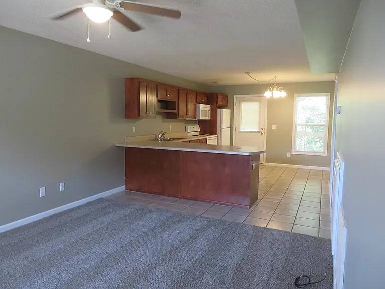 204 Springfield Cir #B — Photo 2