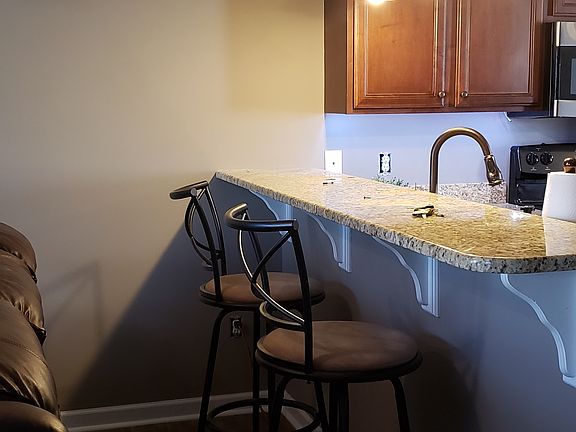 5th image of 142 Old Tavern Cir