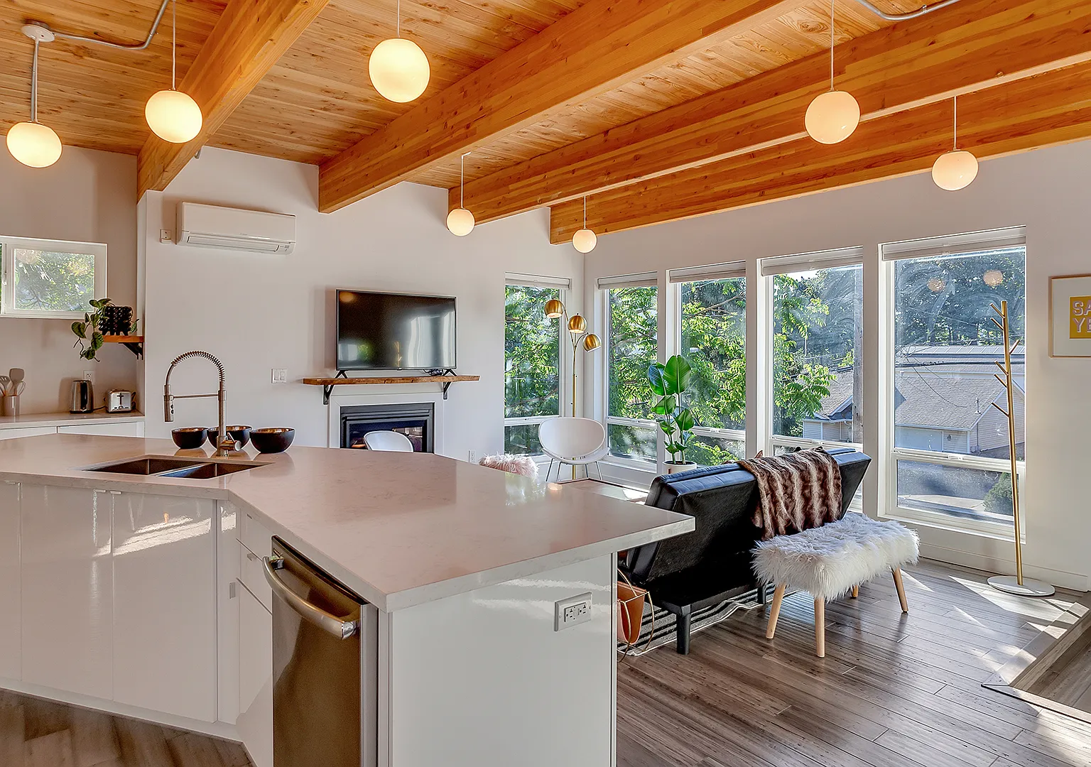 6824 N Catlin Ave — Photo 4