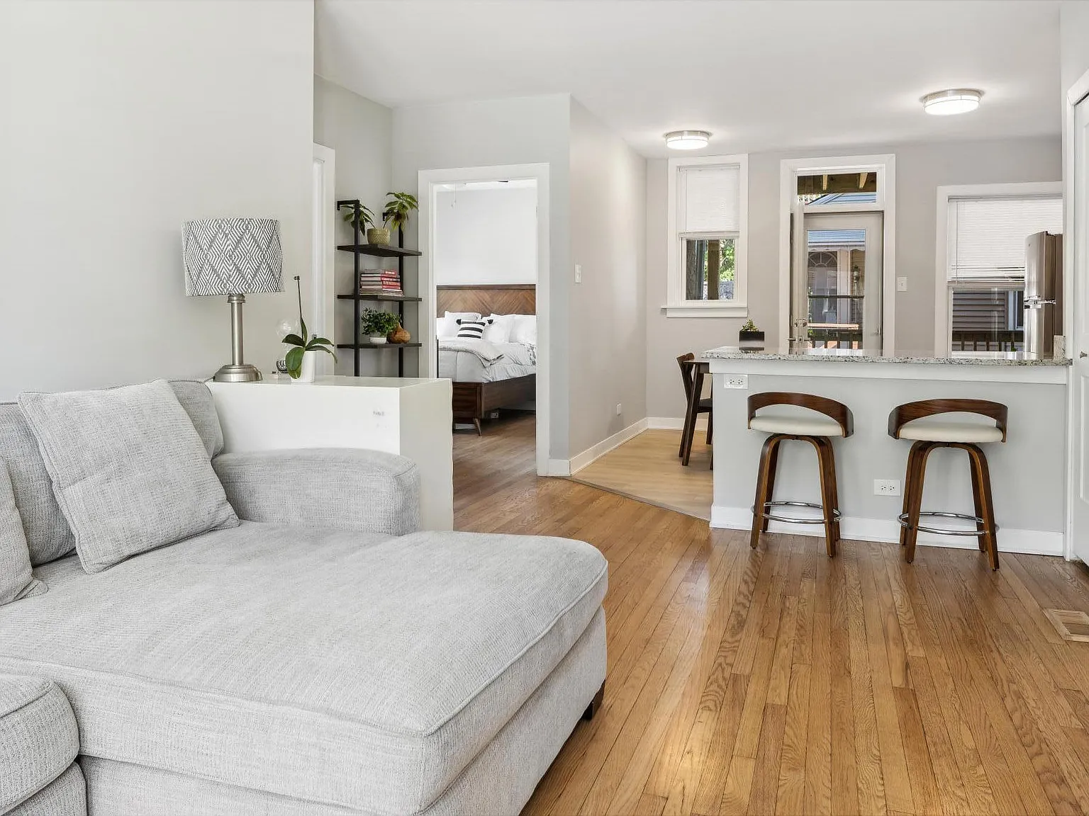 2 bed, 700 sqft, $1,600 — Photo 2