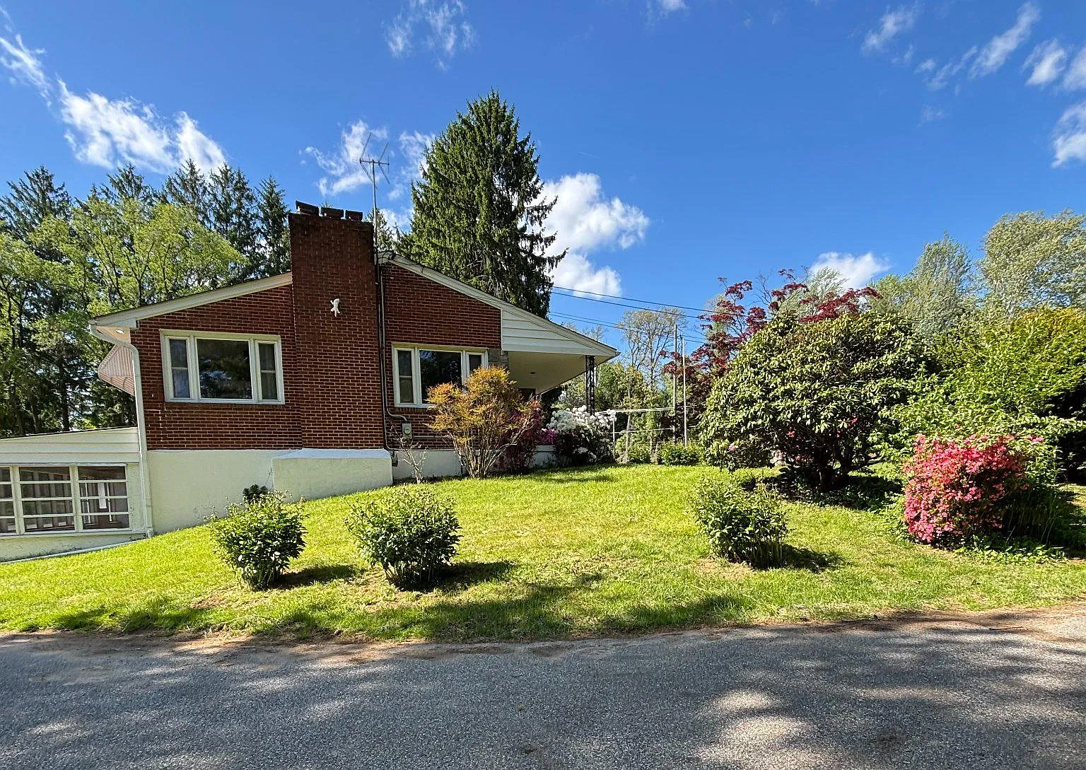 4 bed, 2.5 bath, 3944 sqft, $3,500 — Photo 2