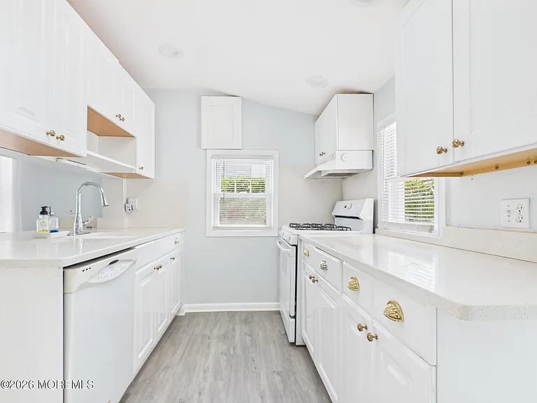 325 15th Ave — Photo 3