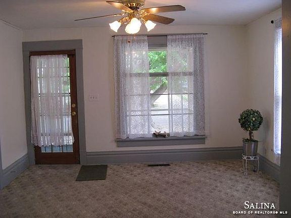 3rd image of 909 W Elm St
