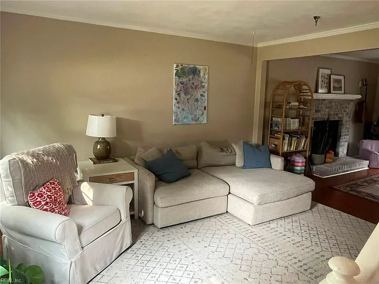 2505 Castle Hill Ct — Photo 8
