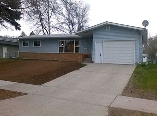 1932 Westfield Ave, Minot, ND 58701