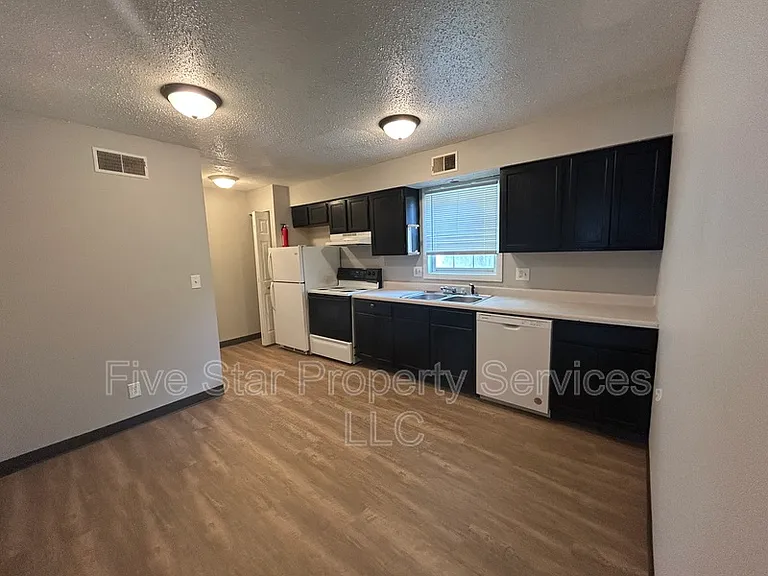 Lake Shore Apartments — Photo 3