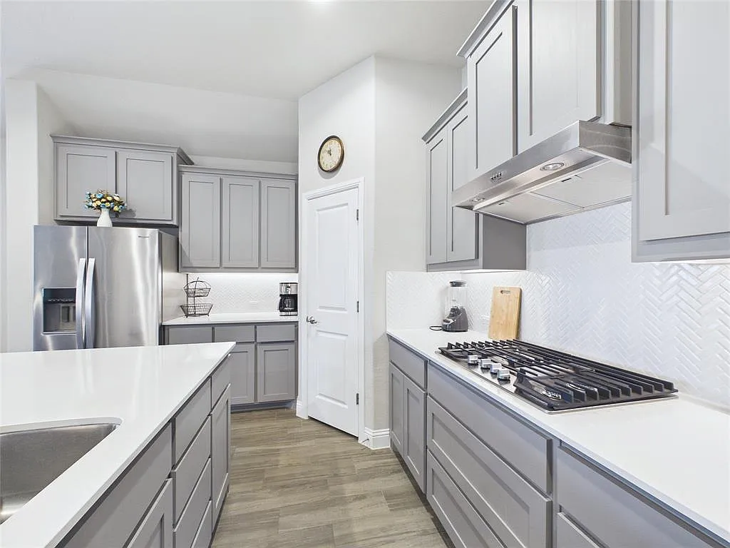 4 bed, 2.0 bath, 2135 sqft, $2,990 — Photo 3