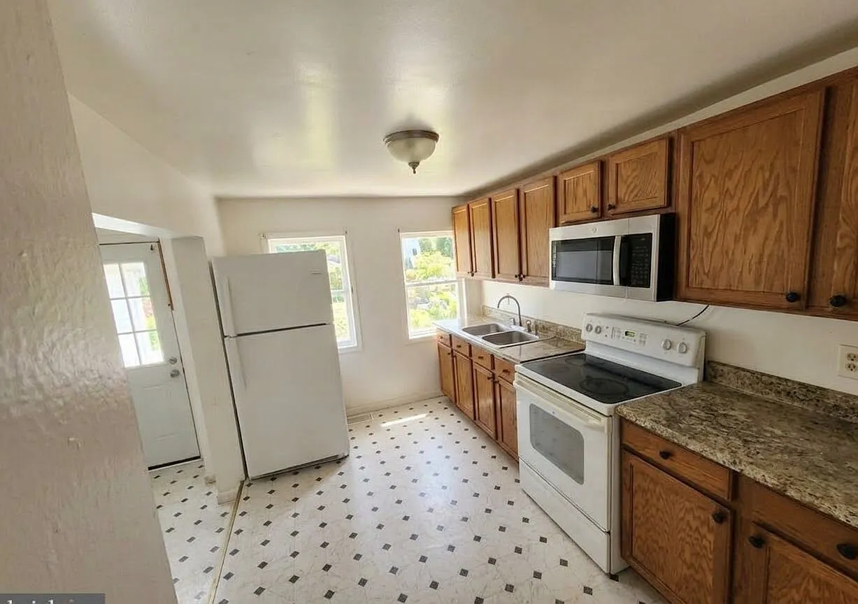 2 bed, 1.5 bath, 1171 sqft, $1,295 — Photo 2