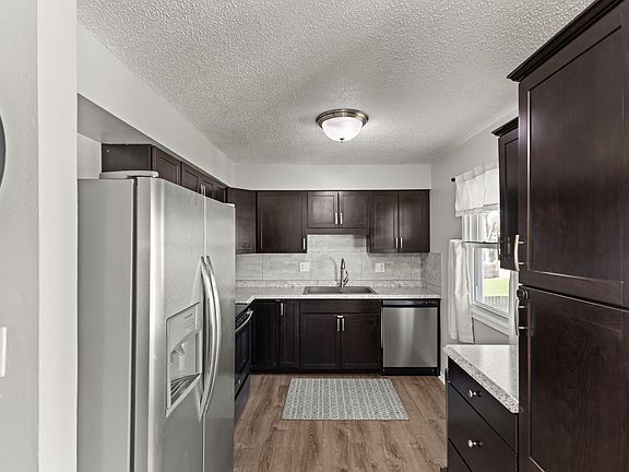 4th image of 1111 Holly Dr