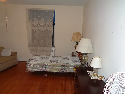 Sold by Thomas Lipovetsky, LREB | media 29