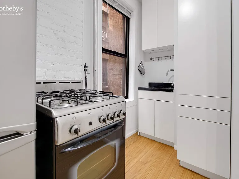 210 Thompson St #4EN — Photo 3