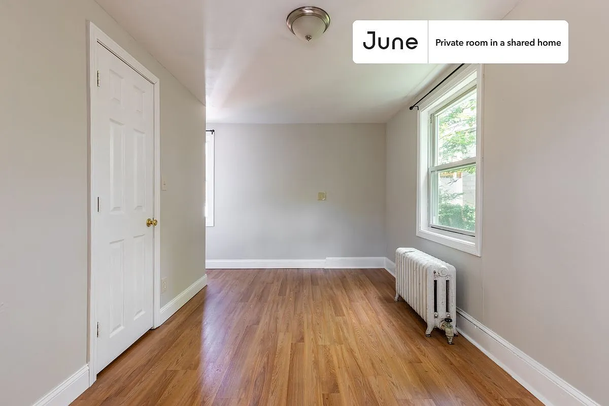 Full bedroom in 9 bed/2 bath home in Brighton #1341 B — Photo 3