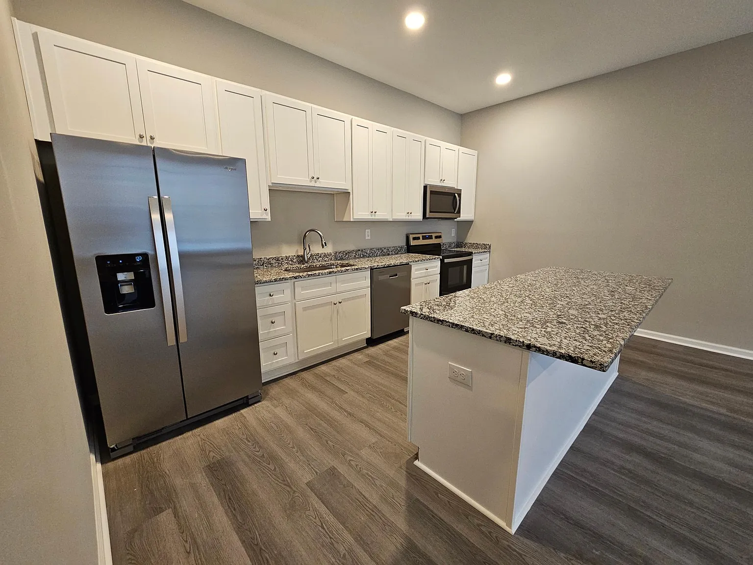 1 bed, 977 sqft, $1,575 — Photo 4