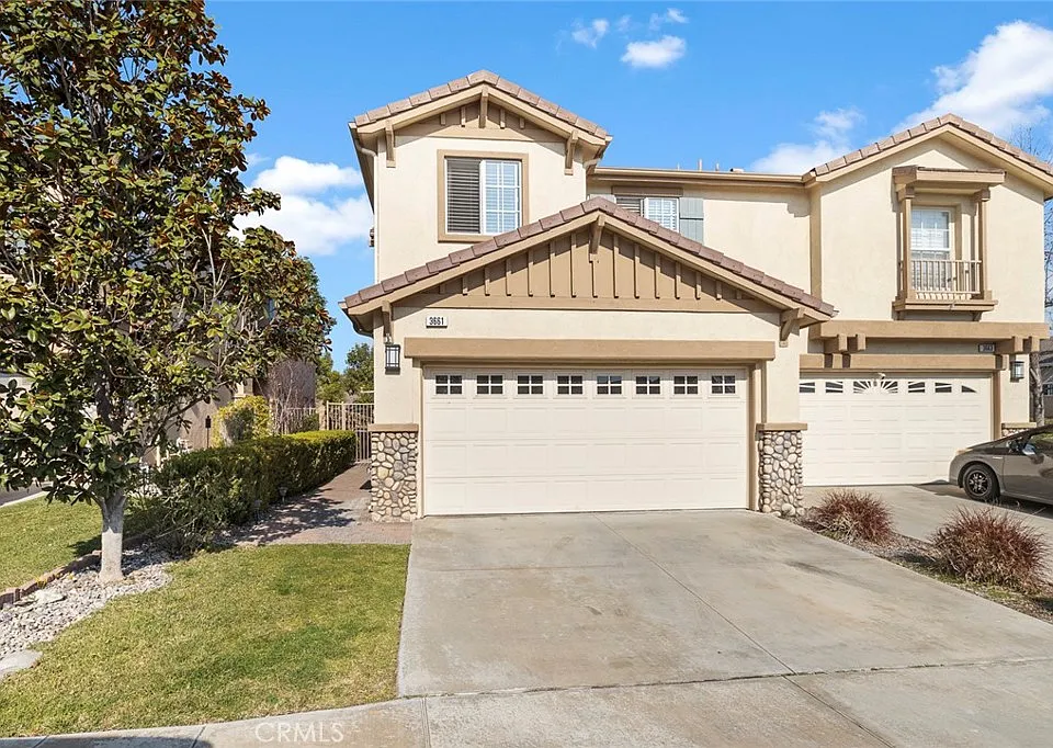 3661 Hawks Dr