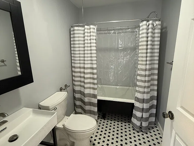 2105 Dewey Ave — Photo 5