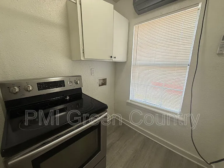 2430 E Pine St — Photo 5