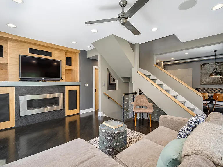 1738 N Hoyne Ave — Photo 16