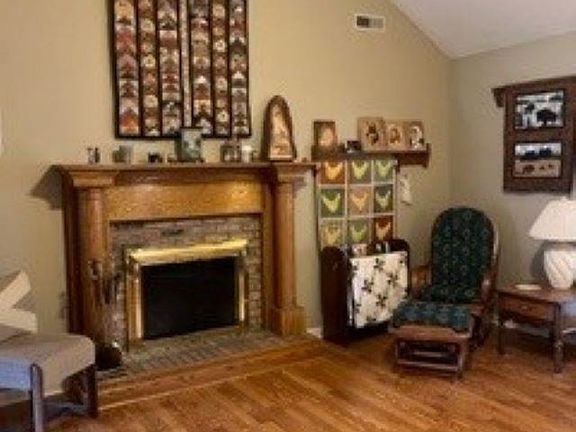 3rd image of 111 Twin Oak Dr