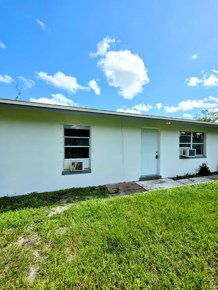 2 bed, 1.0 bath, 1560 sqft, $1,100 — Photo 2